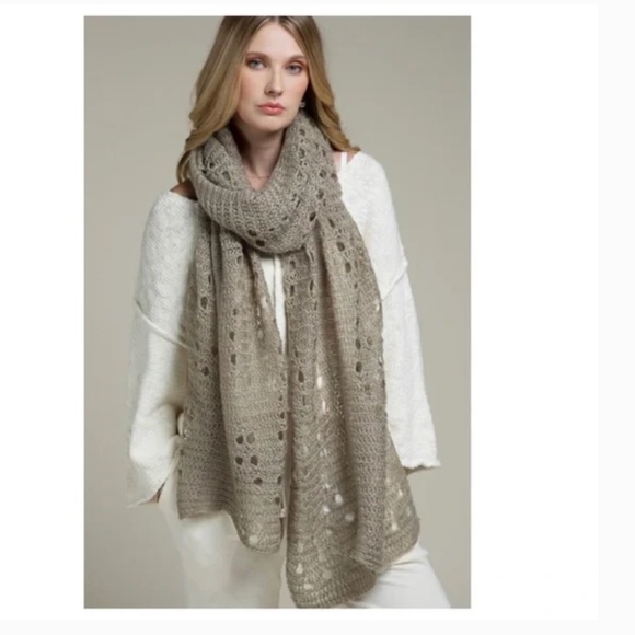 NWT Fashion Forward Winter Knit Scarf in Taupe! - Picture 1 of 1